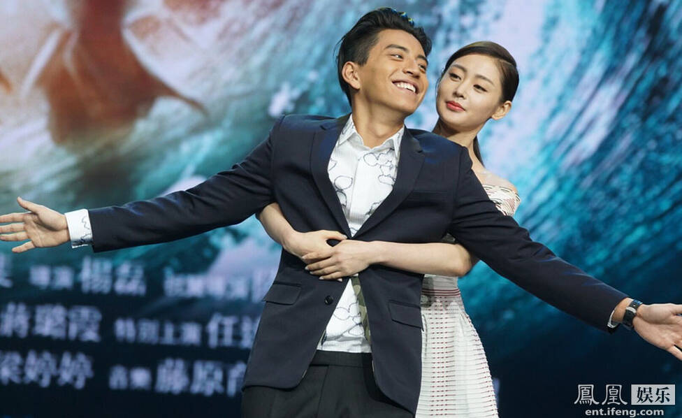 被王大陆公主抱!张天爱机警防走光