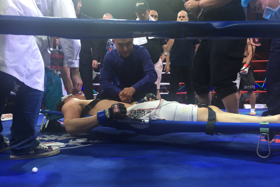 中国拳王狂殴日本拳手 对手昏厥被抬走