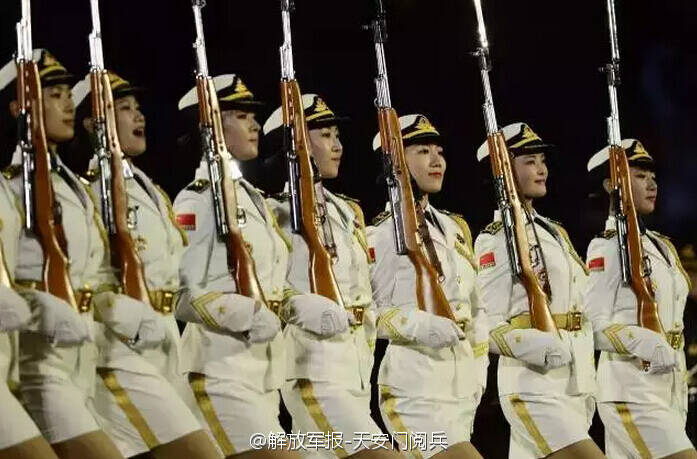 解放军仪仗队女兵在红场上进行枪操表演 全场欢呼_军事频道_凤凰网