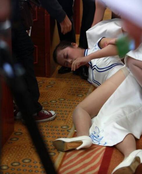 酷暑下的运动会!志愿者 礼仪频晕倒