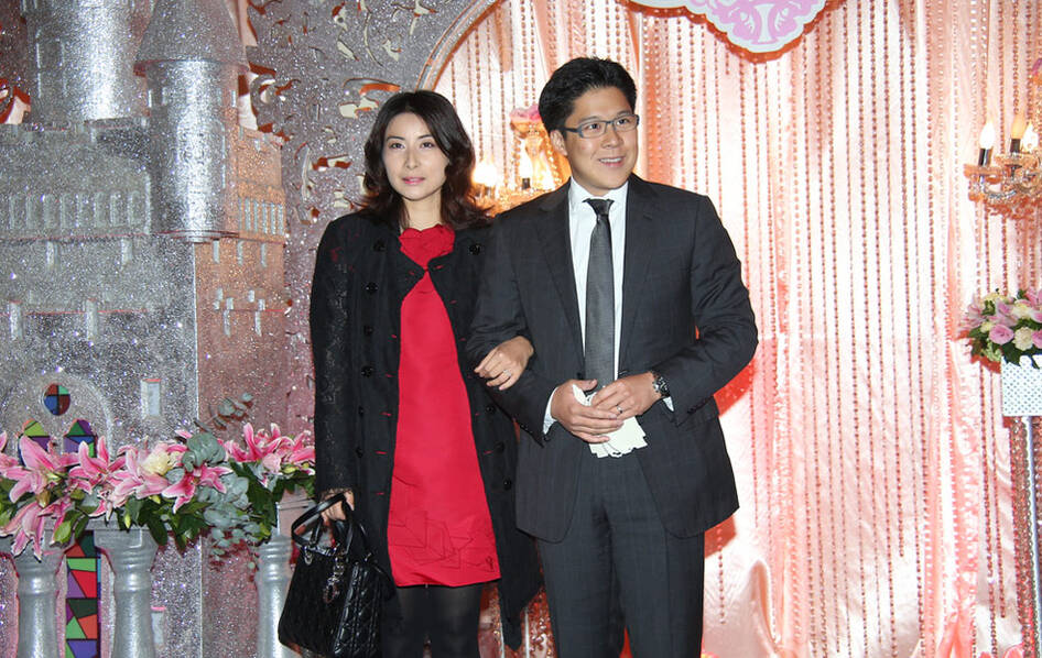 郭晶晶着黑丝亮相针织大王孙女婚礼