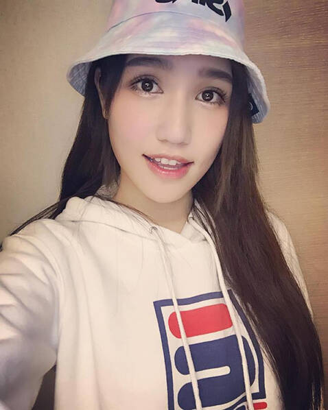 网络女主播ashlychan造型百变,但因太性感而饱受争议.