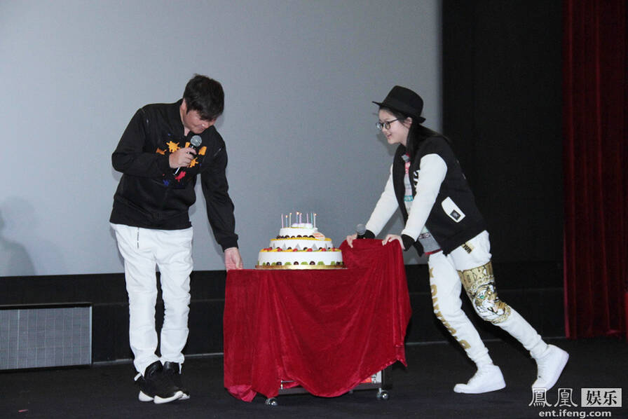 买宝瑶推着蛋糕登台.