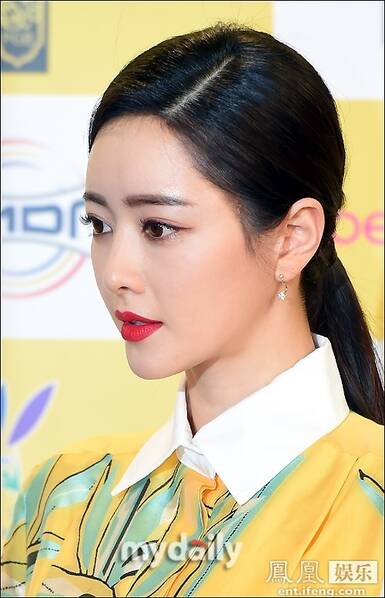 洪秀雅妆容精致.