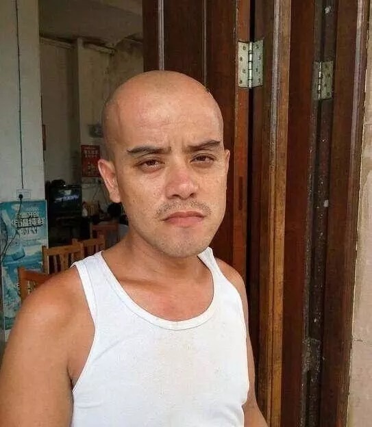 当动画里的光头强真的出现在现实生活中的"光头强"路人纷纷都来照相