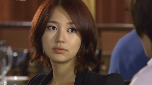 《拜托小姐》丁一宇在酒吧绅士的将衣服给尹恩惠穿,帅气!