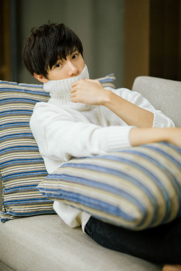 黄圣池曝初冬写真 少年锦时尽显暖男气质|泡沫之夏 黄圣池 帅哥_凤凰