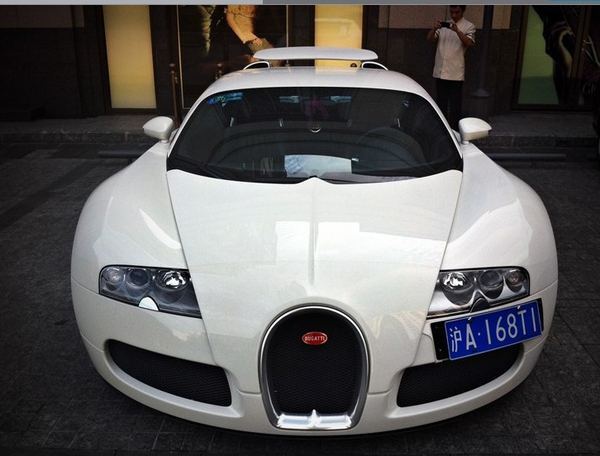 开着2000万豪车要去上车牌没想到却把整个车管所难住了