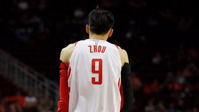 nba中国赛火箭队周琦篮下强打造犯规