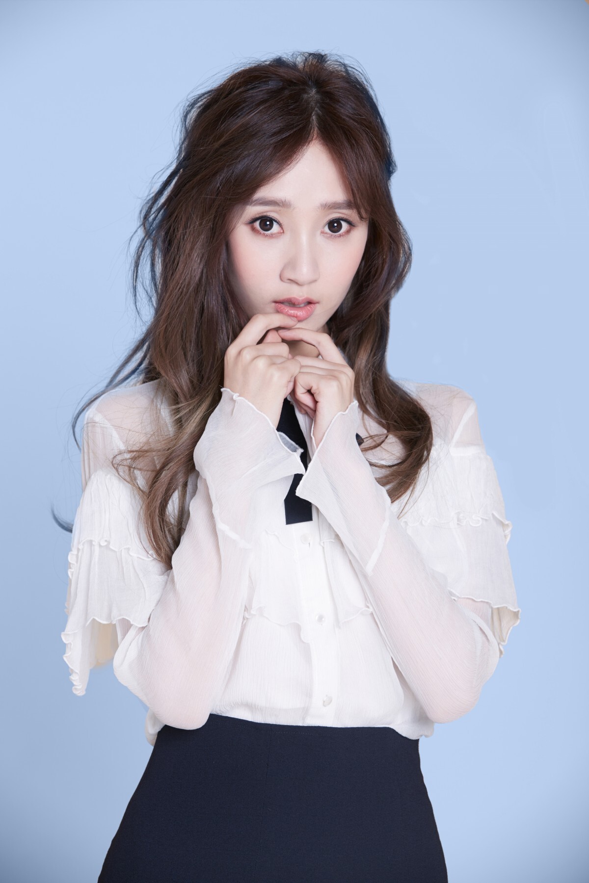 魏小也曝时尚写真大片天然面孔夺人眼球