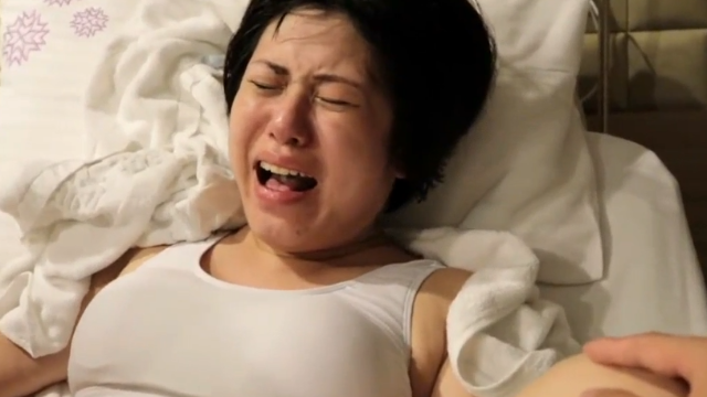 产妇哭泣图片