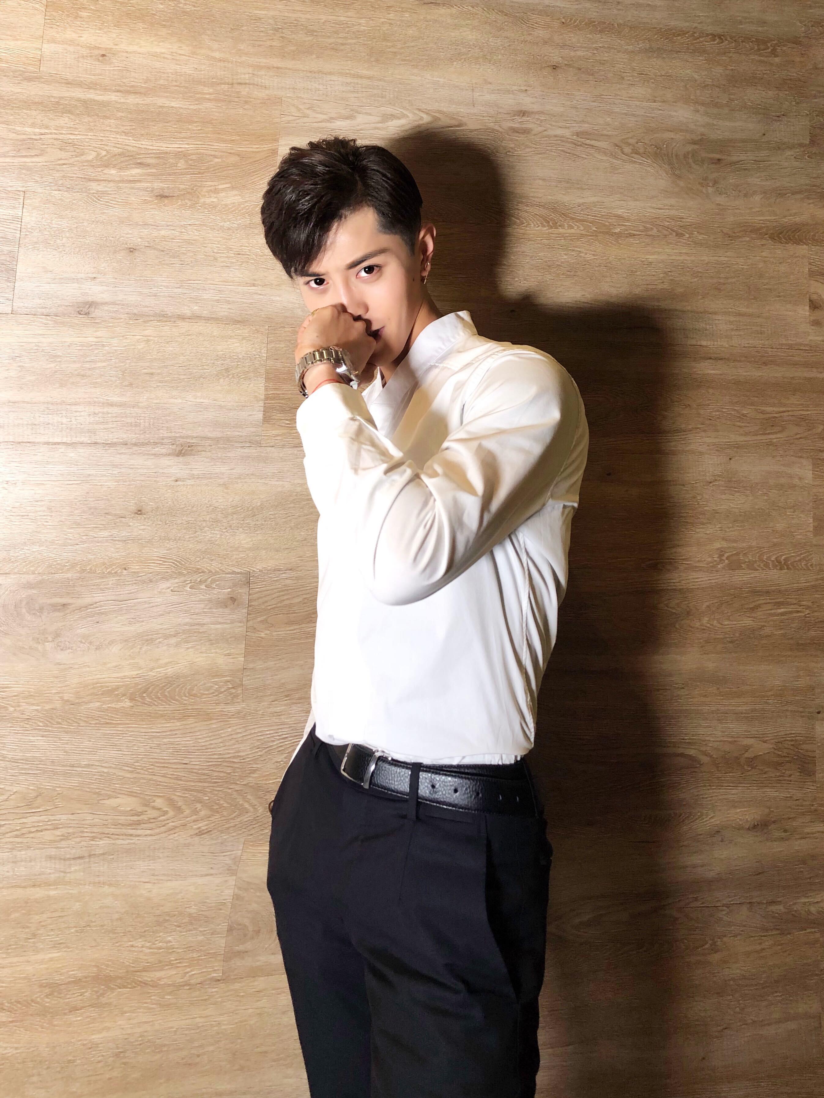 冯荔军白衬衫氧气撩人 长腿满屏似初恋学长