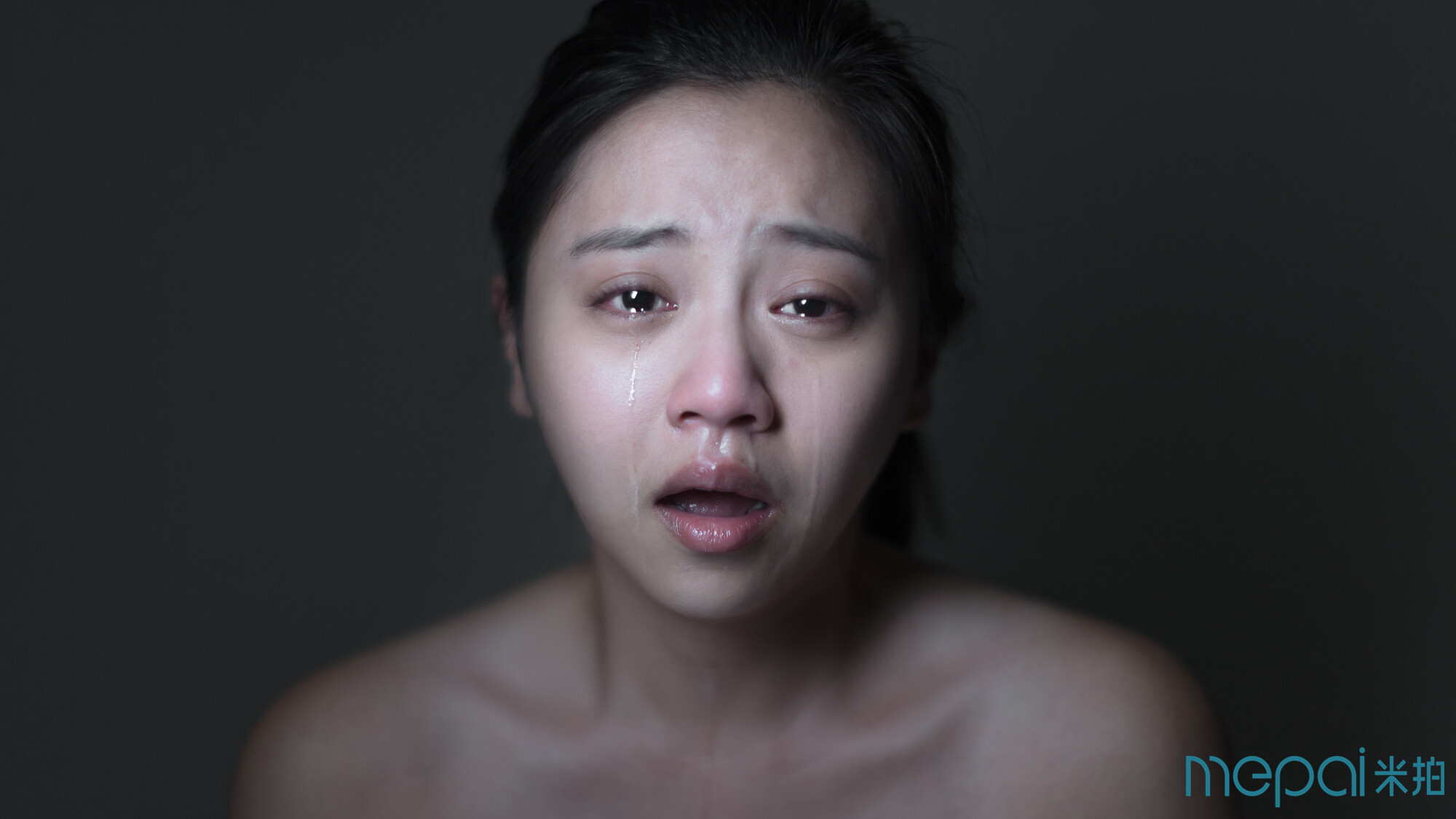 崩溃的女生哭的照片图片