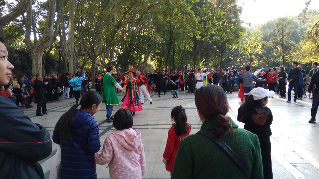 郑州人民公园新疆舞独步舞林围观者众多有些人禁不住跳了起来