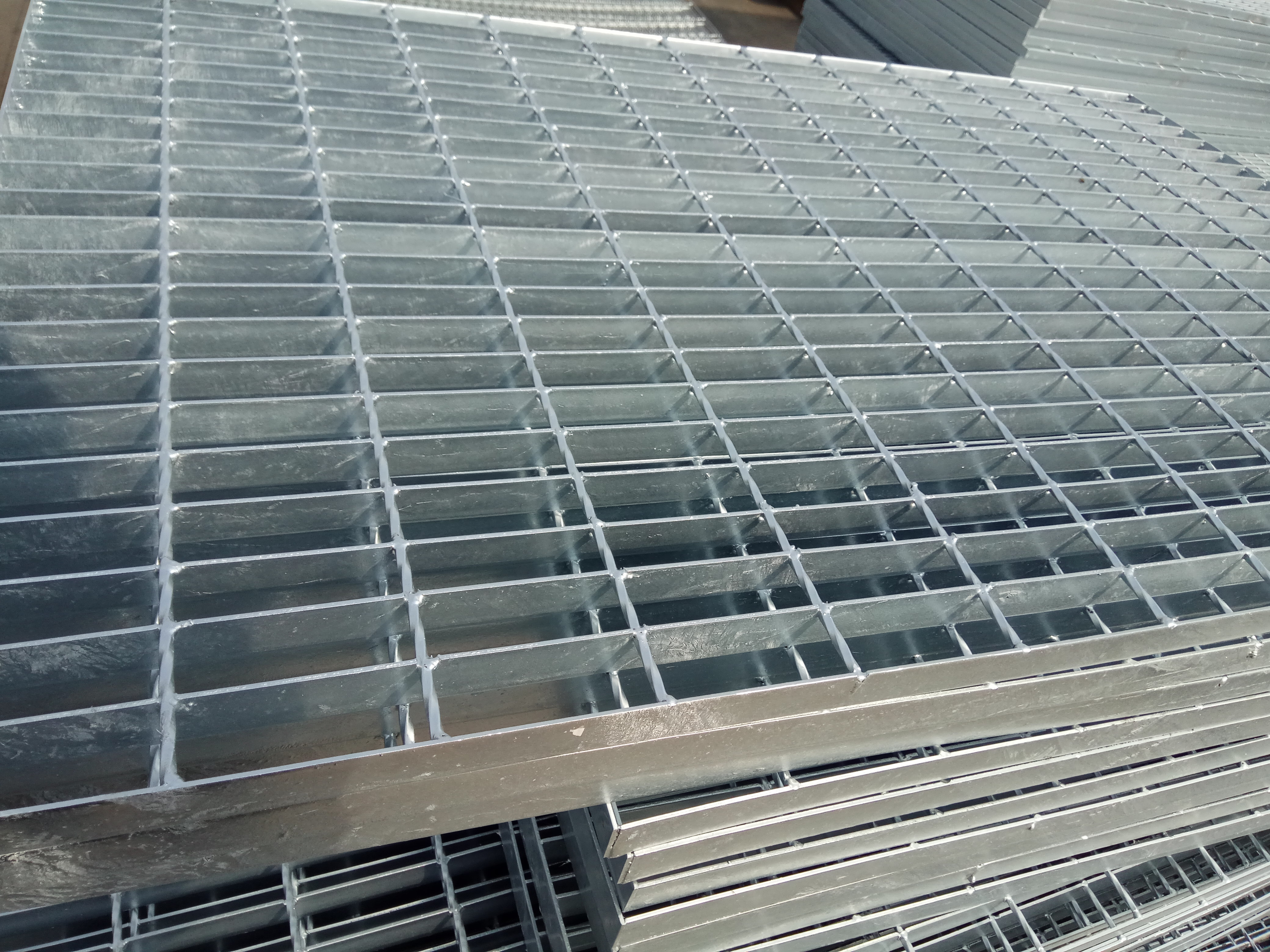 工业用热镀锌钢格栅板生活的谢幕总是耐人寻味