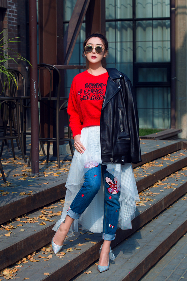 杜若溪亮相中国国际时装周 青春甜美造型狂吸睛