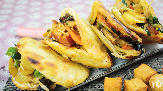 年轻人爱吃的饼夹菜在家就能做出来制作步骤简单味道诱人