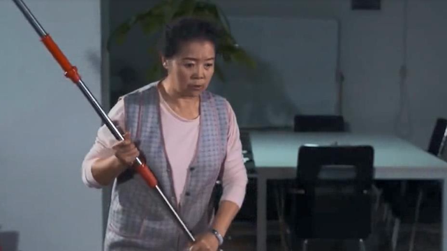 陈翔六点半 大妈一拖把制敌,这情节怎么这么像西游记里面那个谁