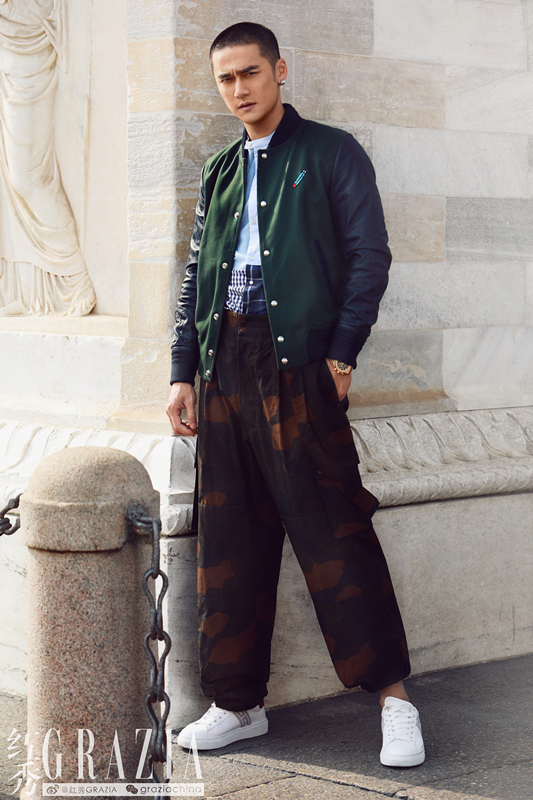 蒋劲夫街拍漫步米兰街头 化身工装少年元气十足