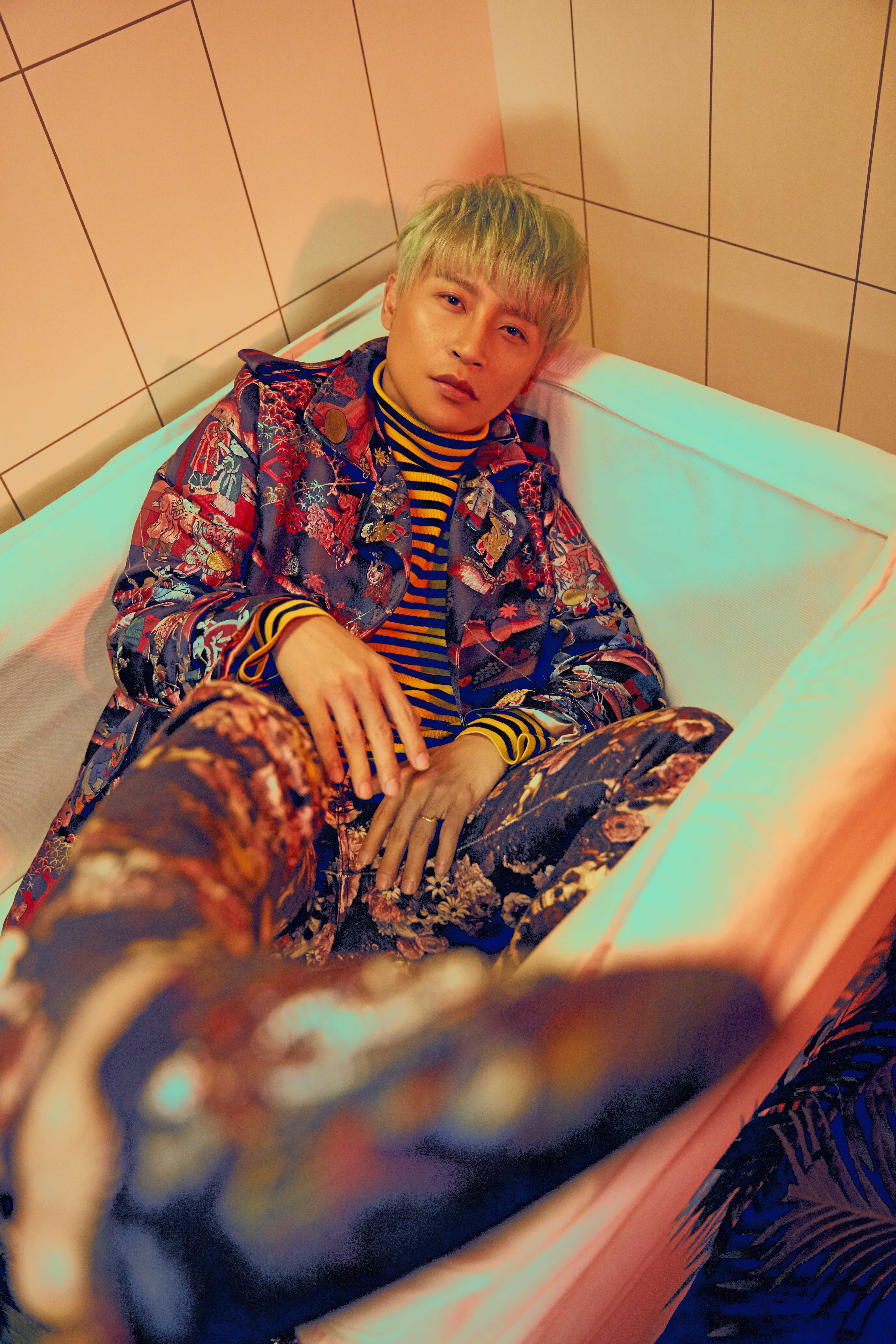 陈志朋解锁随性写真  眼神深邃迷人