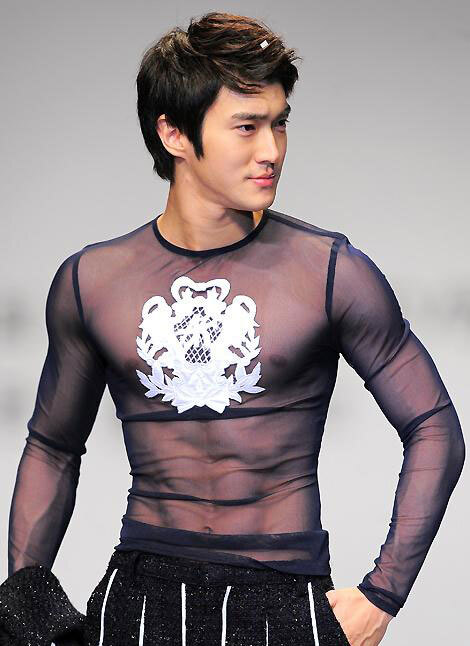 90后的初中情人崔始源,黑色透视装下喷薄欲出的八块腹肌,真真是极具