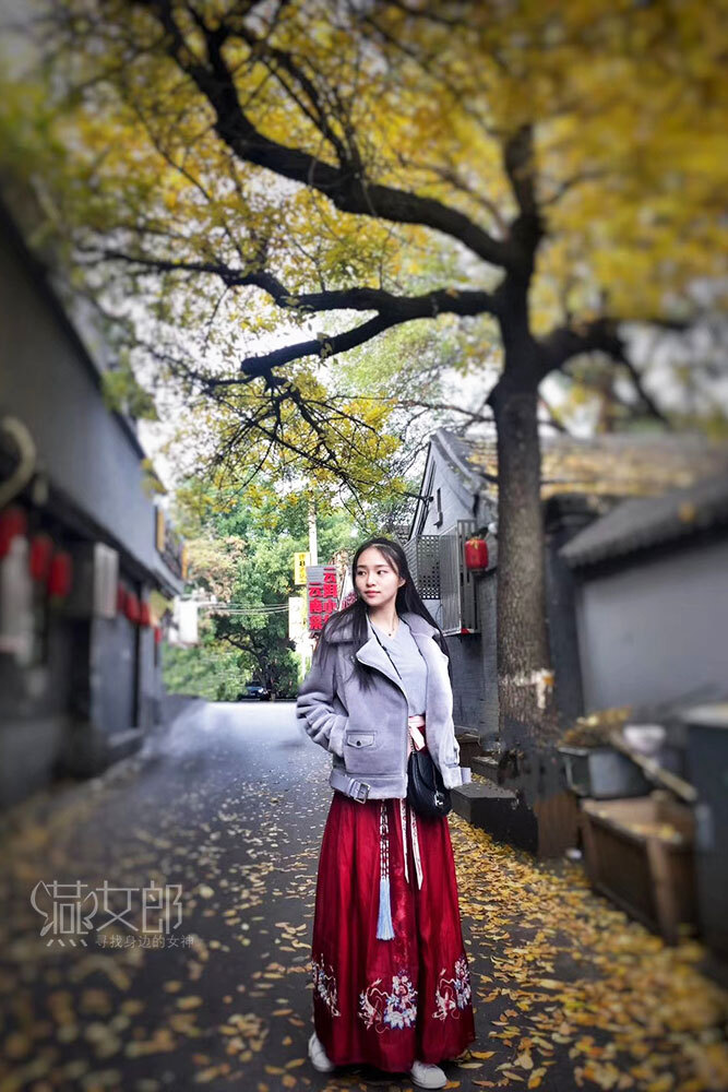 90后美女穿汉服游故宫 被外国游客求合影不停赞美