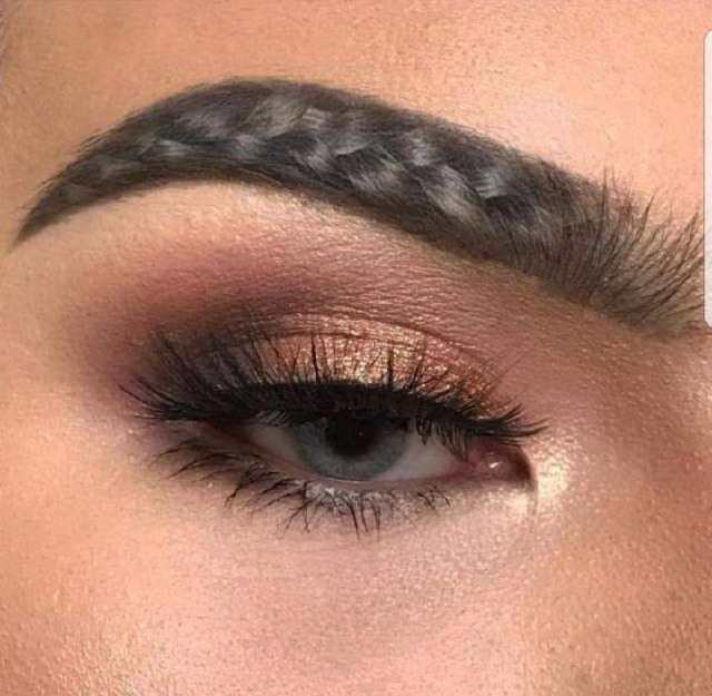 世界上眉毛最长的女人,竟然把眉毛扎成麻花辫!_凤凰网时尚_凤凰网