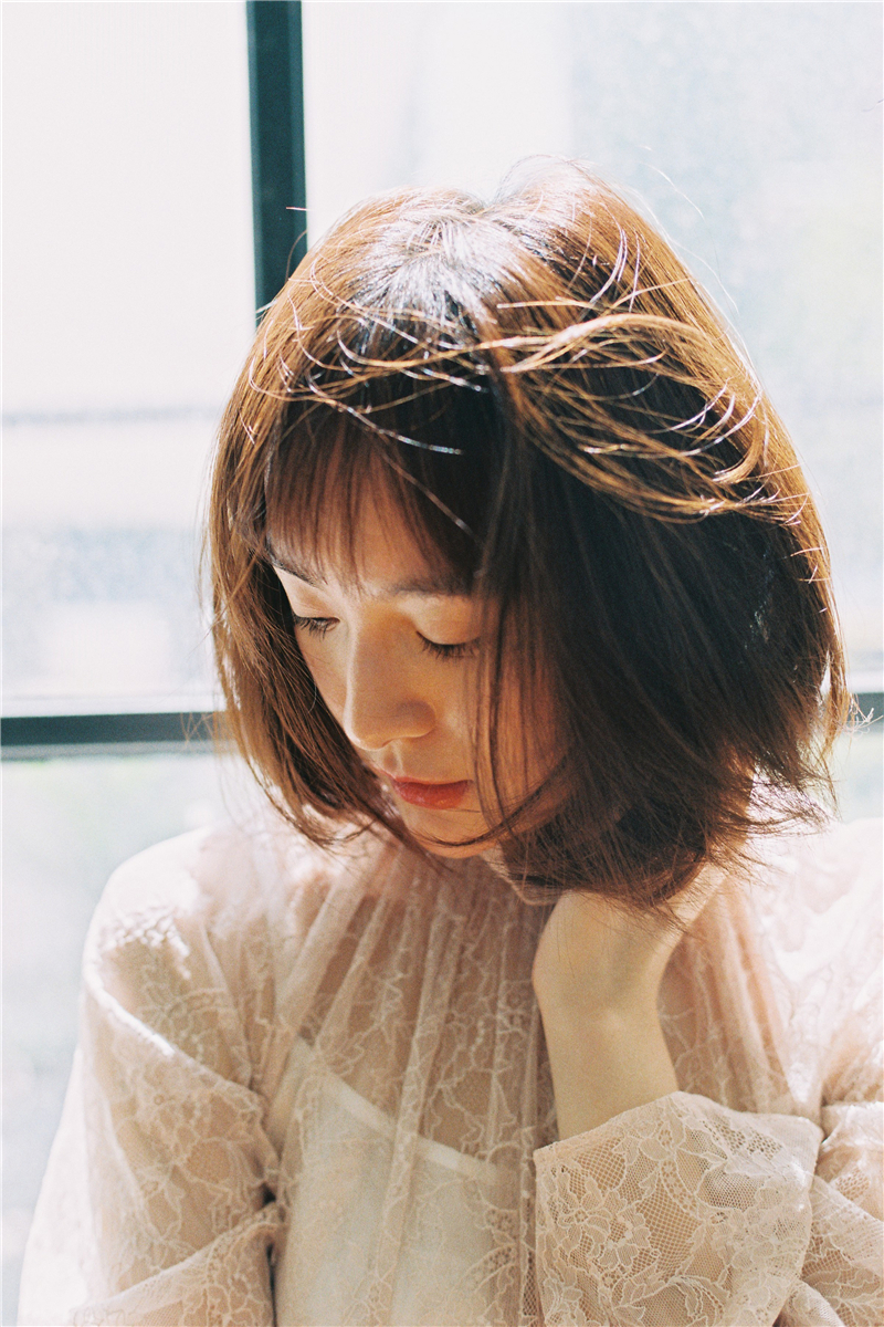 李依伊素颜胶片写真曝光,眼神灵动神似广末凉子