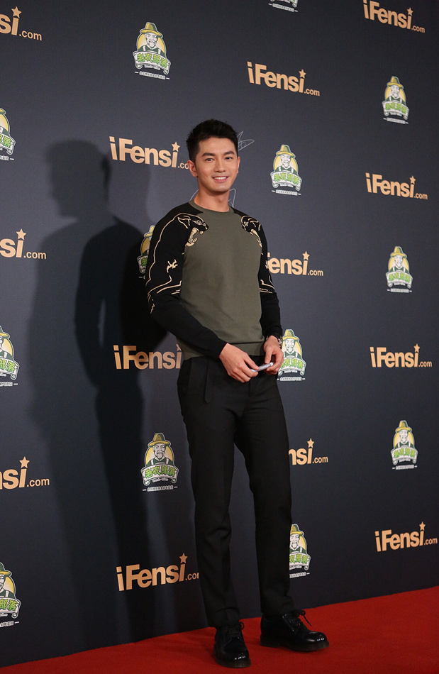 刘潮熟男范现身粉丝盛典 身材吸睛显时尚型格