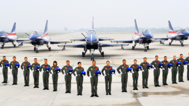 八一飞行表演队又一次完成精彩的飞行表演来欣赏一下各国表演