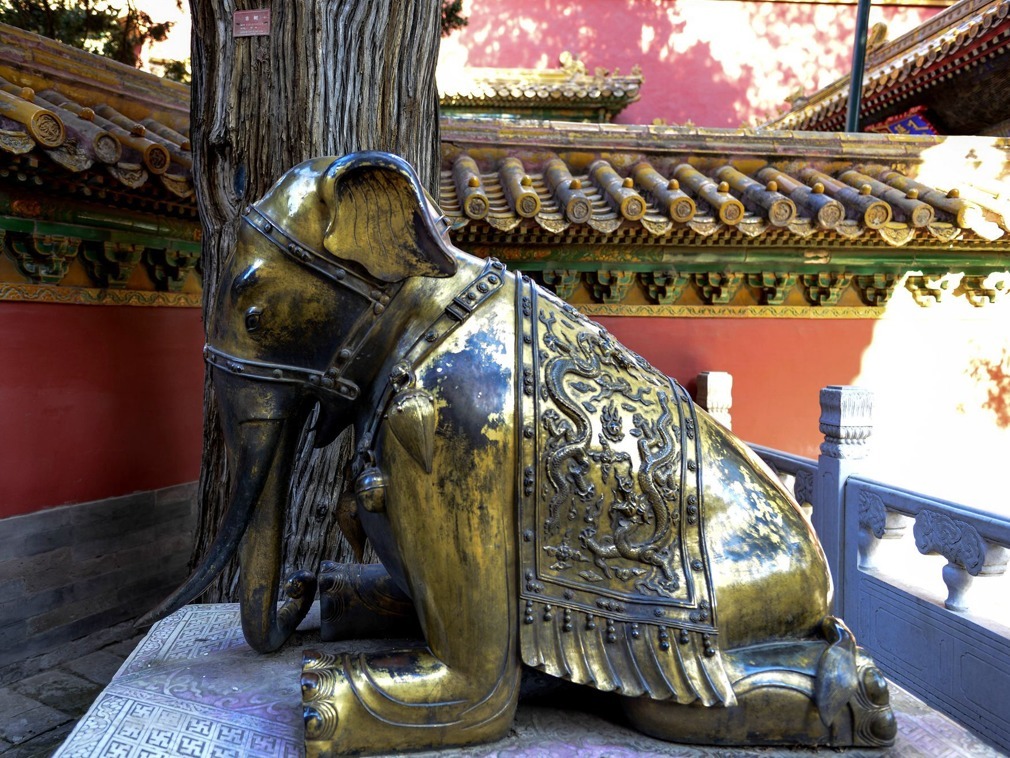 着,而且两条前腿跪的方向也相反,正是取了"富贵吉祥"(负跪吉象)的谐音