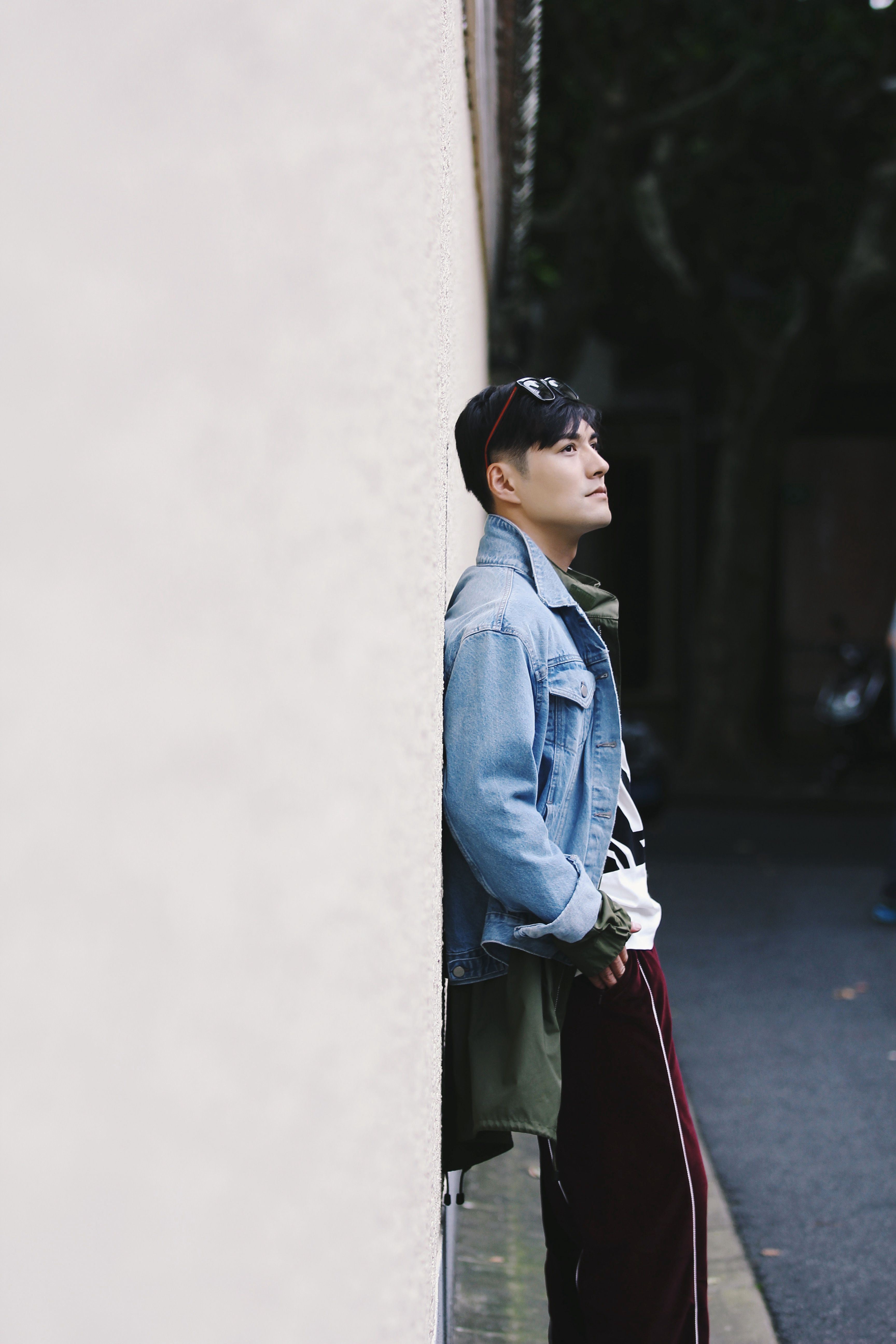 严屹宽别样打开方式 叠穿大法玩转街头自由风