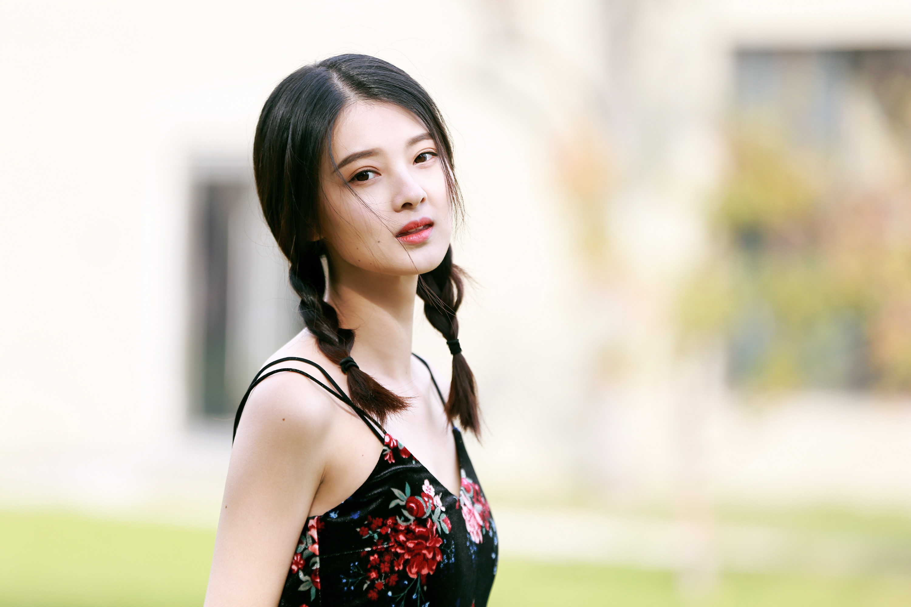 张潘靓子最新街拍曝光 漫步冬日暖阳中