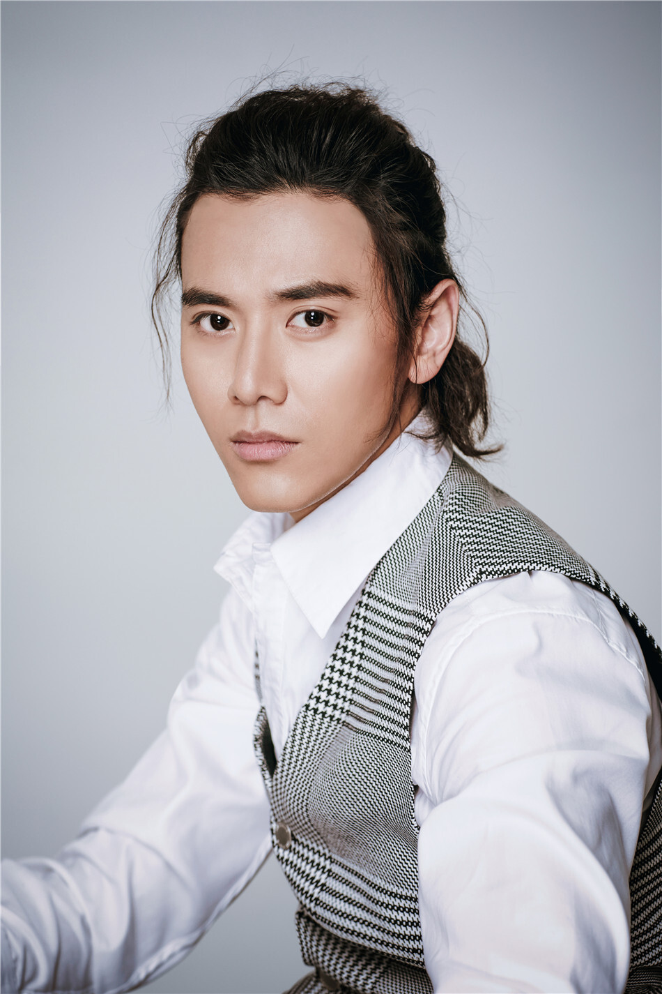 蔡珩曝生日写真 帅气儒雅魅力值满分