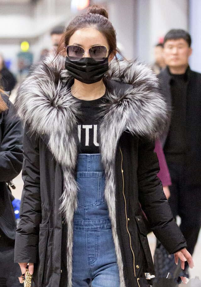 30岁赵丽颖现身机场,穿羽绒服配背带裤,引众人围观