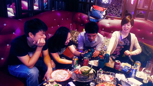 ktv同学聚会18岁以下别看
