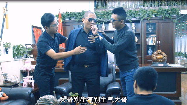 执行家法小弟做的事情让大哥实在看不下去了大哥执行家法