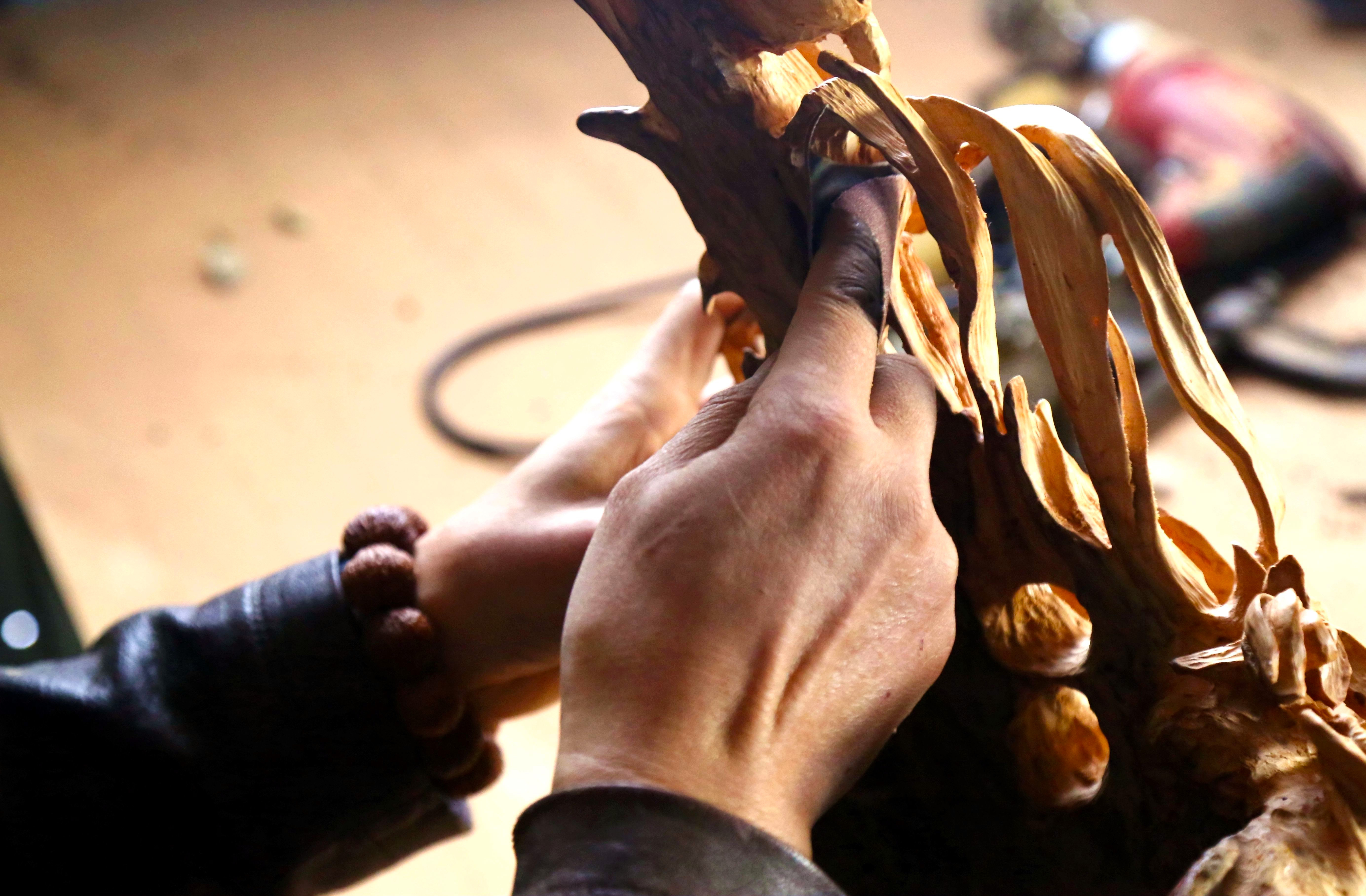 大叔17岁学根雕 坚持30年成大师都叫他王一刀