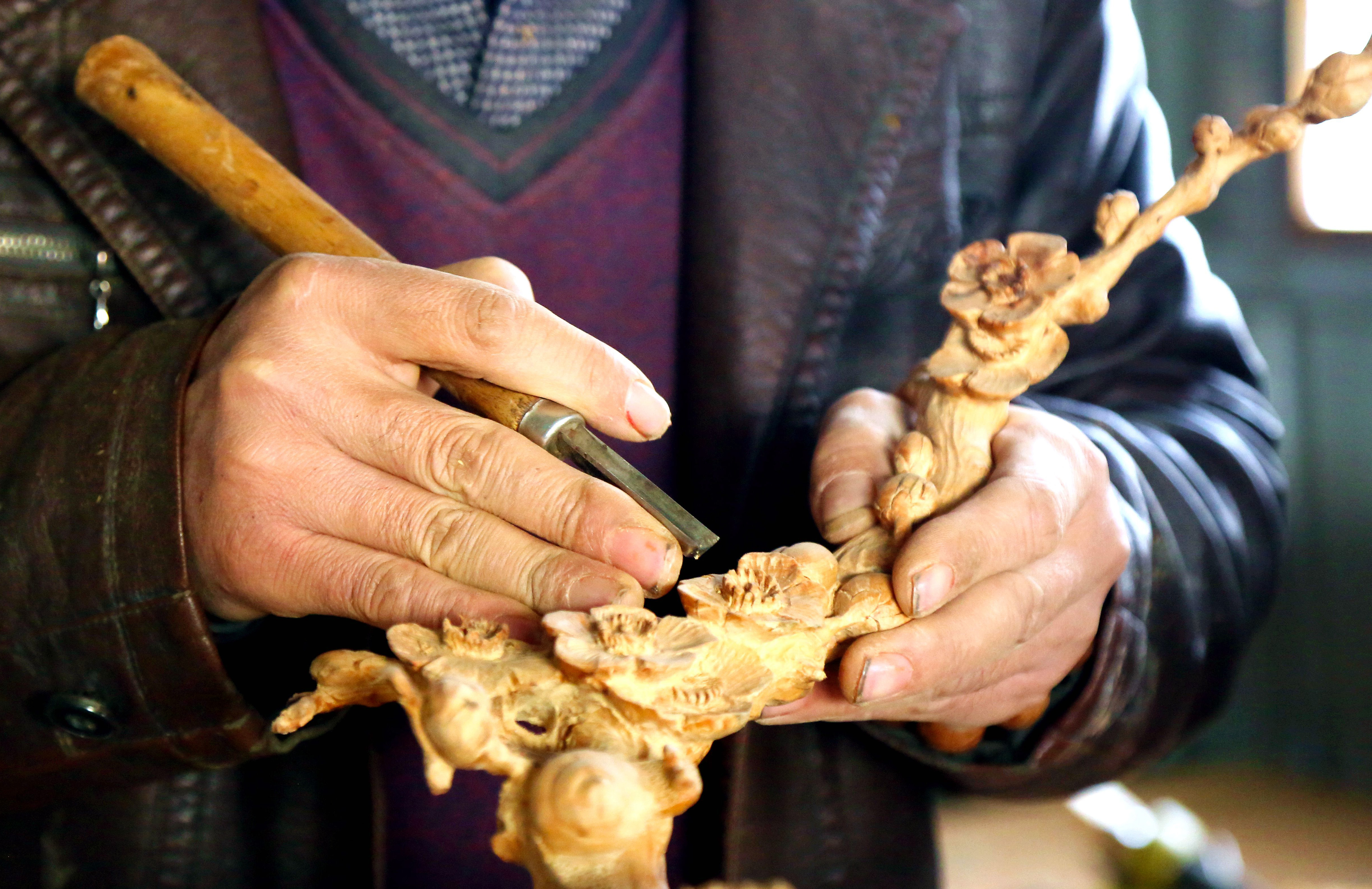 大叔17岁学根雕 坚持30年成大师都叫他王一刀