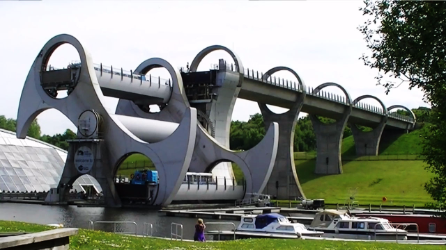 世界上最奇特大桥可旋转180度连接两条落差24米的运河
