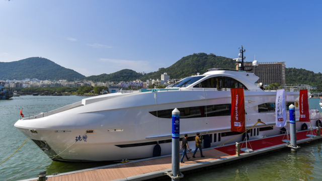 成龙价值9800万元的私人定制游艇被曝光,内饰豪华有停机坪