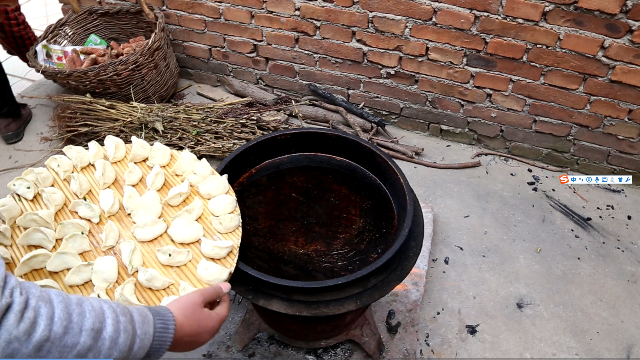农村儿媳妇怎么做的水煎包?两小孩能吃一大碗!