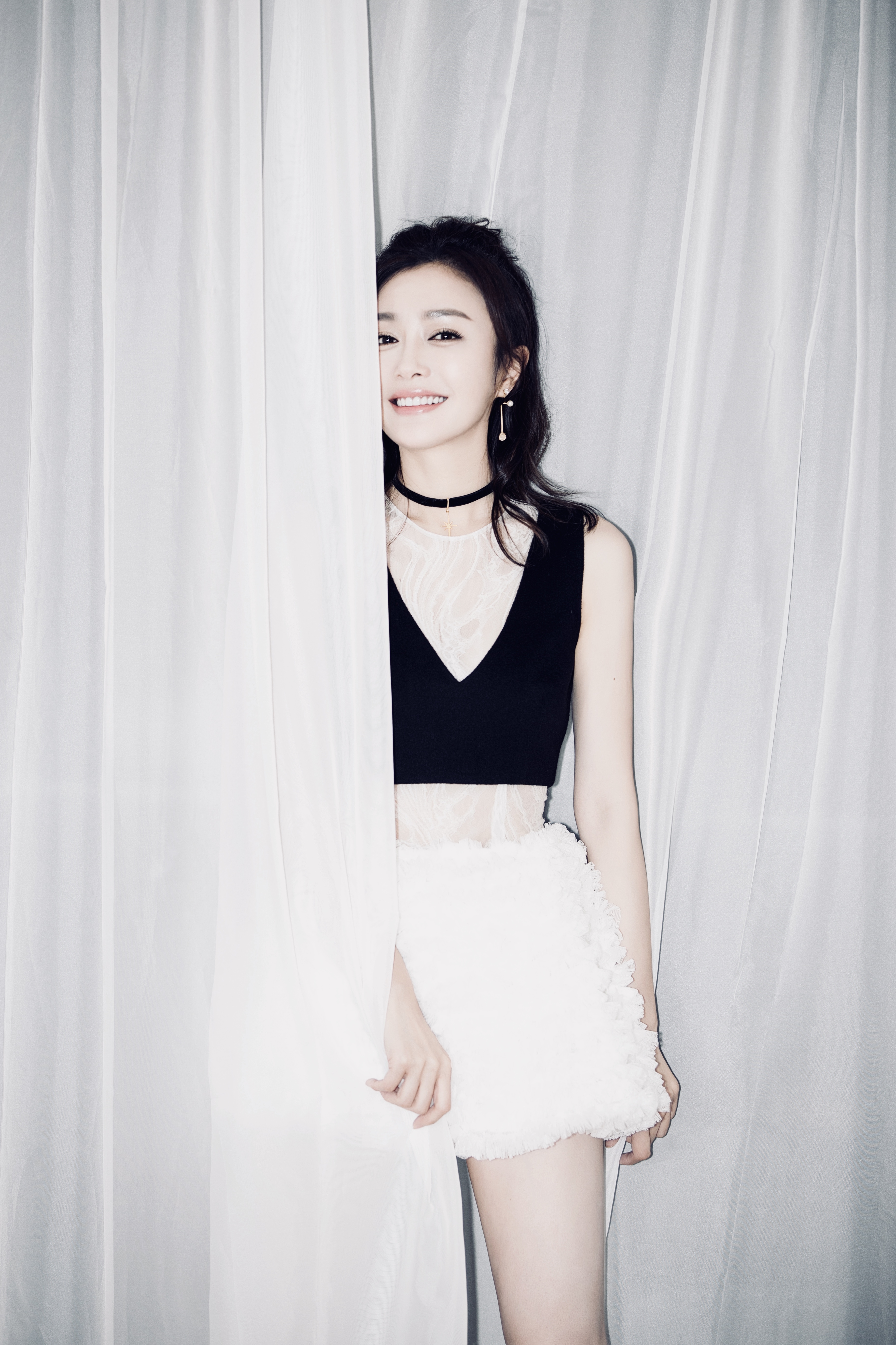 秦岚现身公益活动为爱发声白裙撩炸少女心