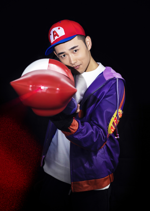 王彦霖成"佛系鲁班"跑调尬舞呆萌 网友:好想嫁