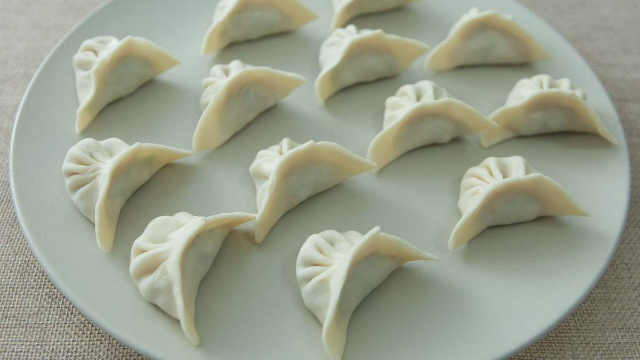 不会包饺子的进来月牙饺就是这样包成的实在不忍心吃掉啊