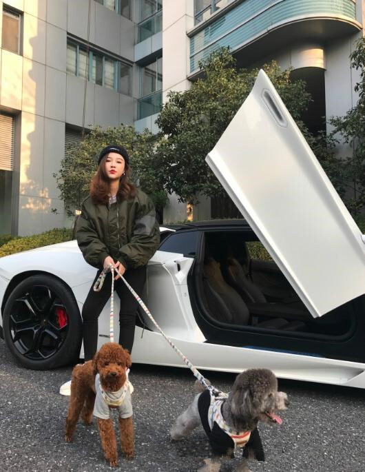 她晒700万豪车炫富怀孕8个月的她依旧美丽