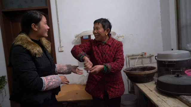 农村婆媳俩欢天喜地婆婆欢天做羊皮张子儿媳喜地做没耳朵饺子