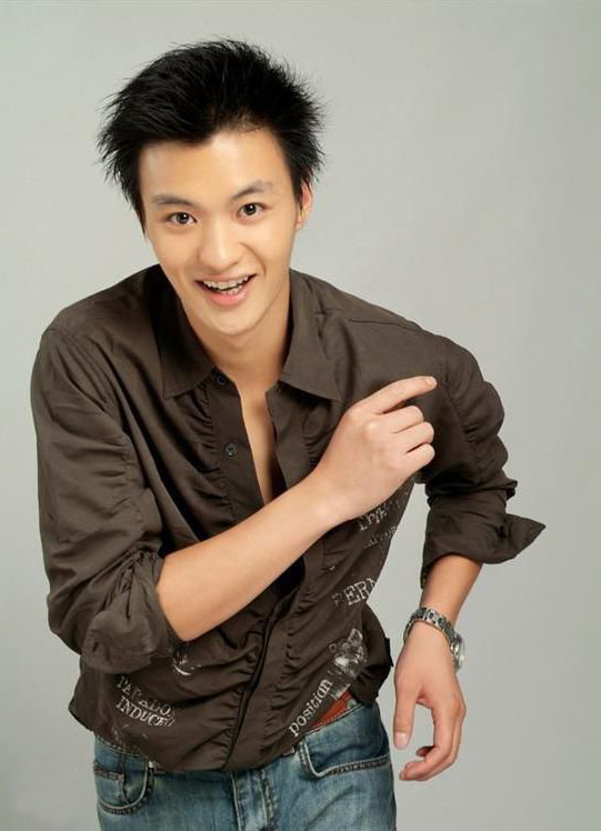 2004年,因在海岩剧《深牢大狱》中饰演男一号刘川而被观众熟识.