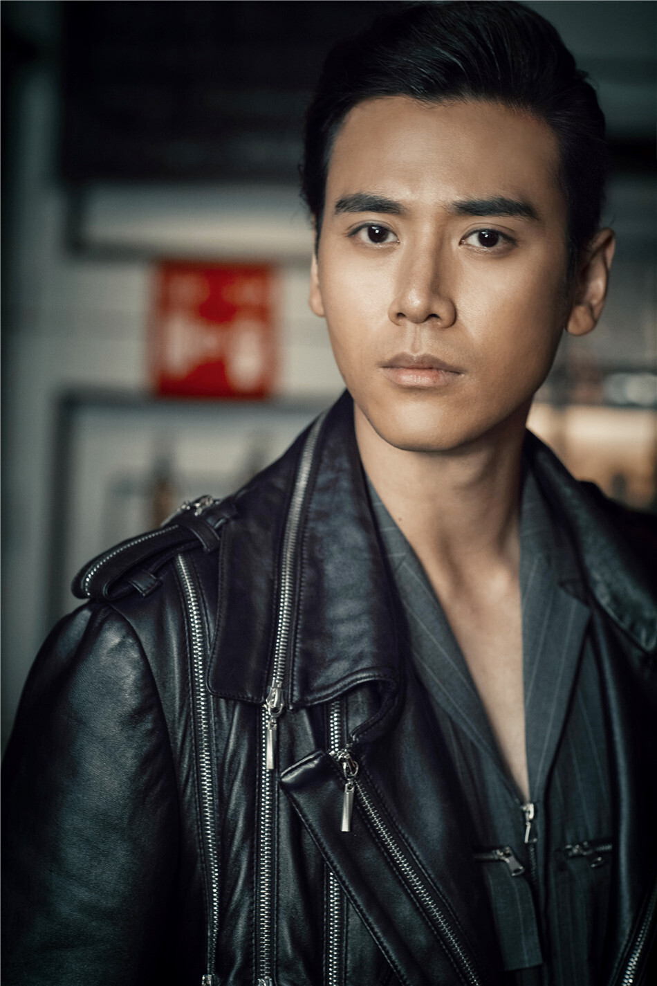 蔡珩曝冷峻机车写真 实力演绎轻熟男魅力