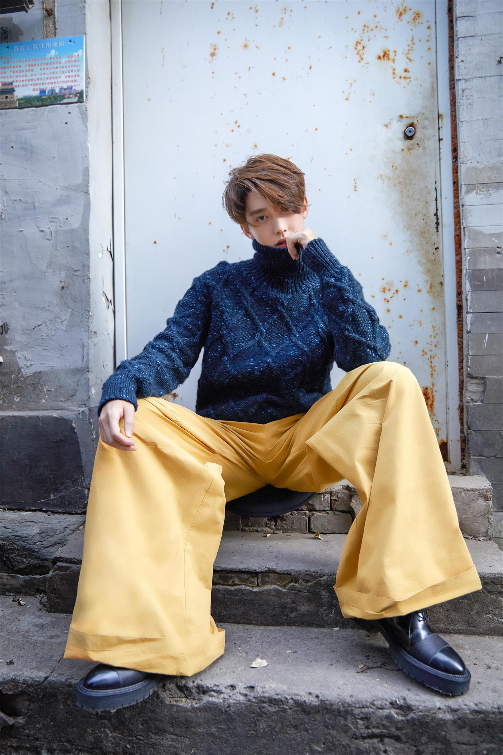 马闻远冬日街拍写真精致侧颜上演轮廓杀